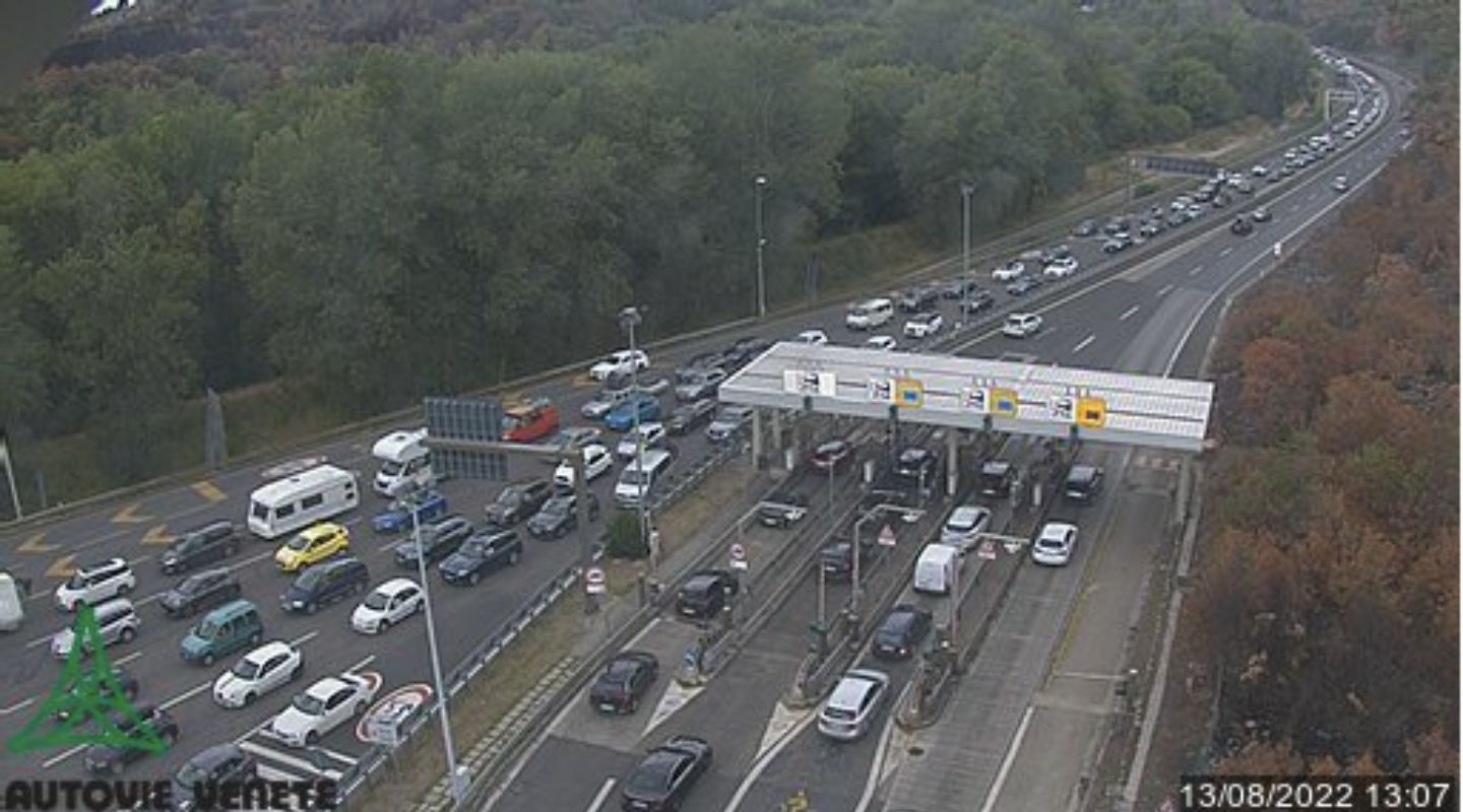 Lunghe code in autostrada A4 per l'esodo estivo, 3 chilometri al Lisert